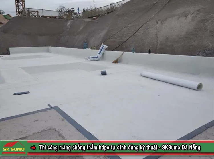 alt: Quy trình thi công Màng HDPE cho công trình nâng cấp, sử dụng máy hàn bạt nhựa chuyên dụng đảm bảo mối nối kín khít và bền vững