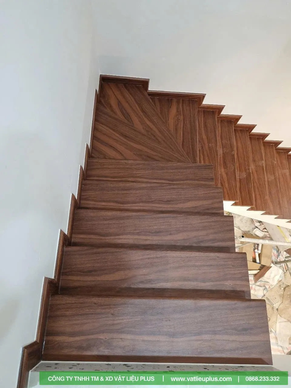 am-nhua-PVC-op-bac-cau-thang