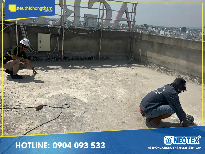 Ảnh thực tế sân thượng với bề mặt loang lổ trước khi áp dụng giải pháp chống thấm