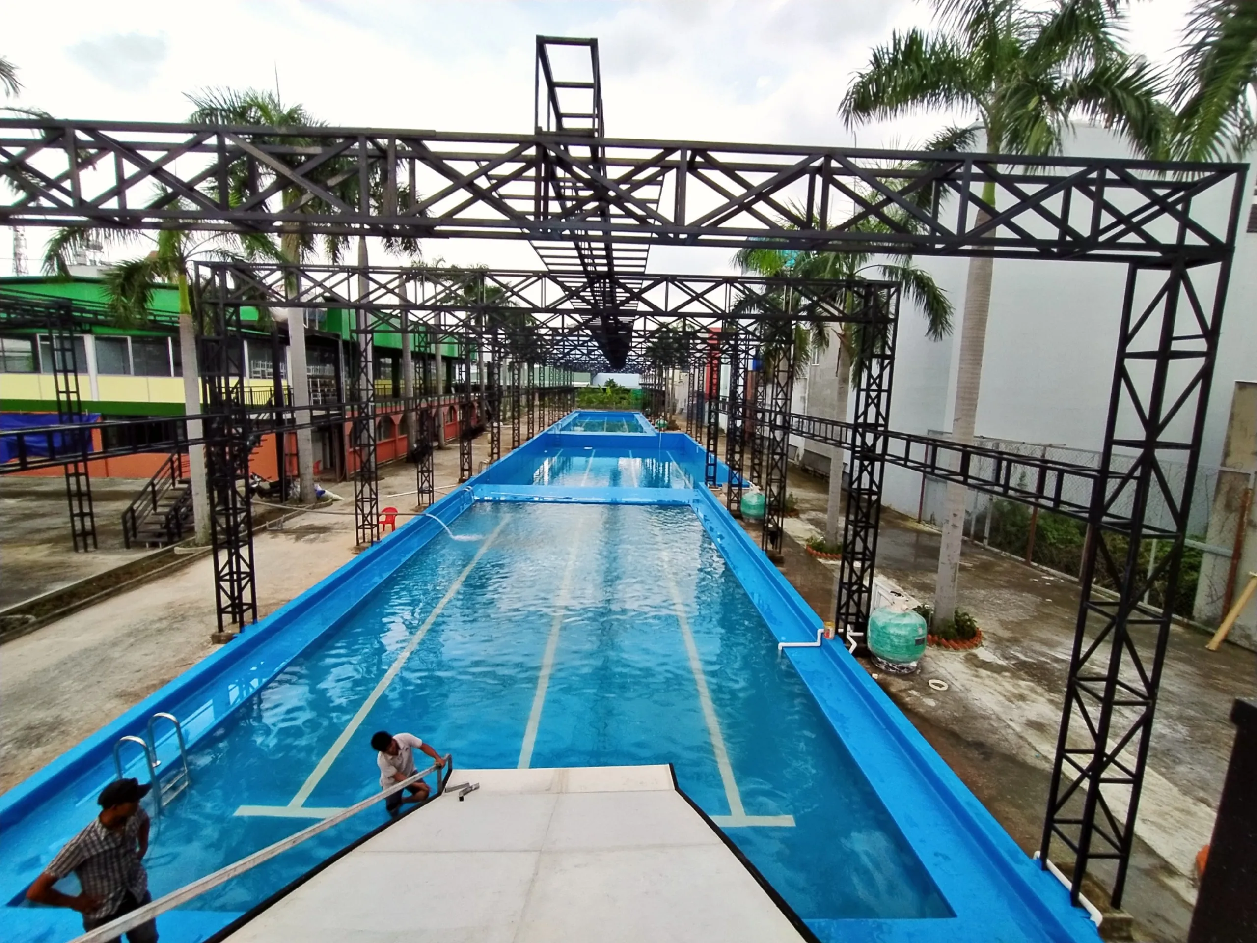 Ba bể bơi lót bạt PVC được thi công cạnh nhau, tối ưu không gian cho khu vui chơi.
