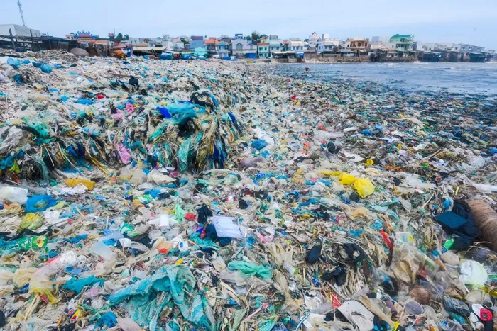 Bãi biển ngập rác thải nhựa, biểu tượng của ô nhiễm môi trường nghiêm trọng
