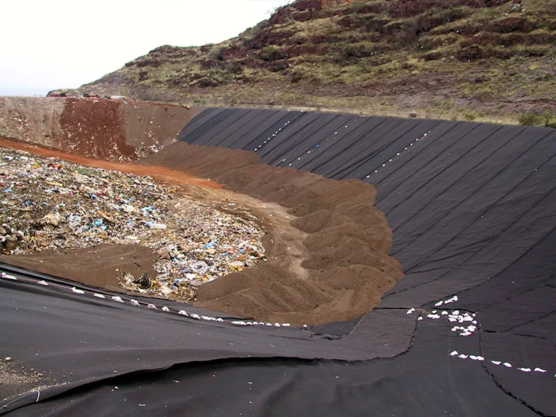 Bãi chôn lấp rác được lót bằng màng chống thấm HDPE để ngăn ngừa ô nhiễm môi trường