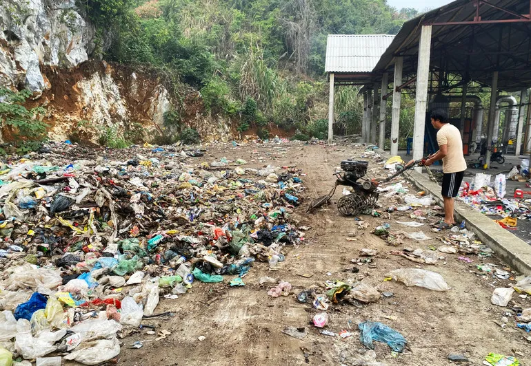 Bãi tập kết rác của huyện Ba Bể chủ yếu xử lý rác bằng phương pháp phơi khô và đốt, một phần được chôn lấp.