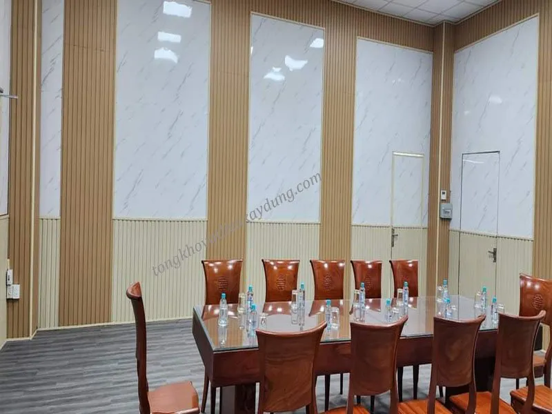 Bàn ăn nhựa giả đá trong không gian phòng bếp
