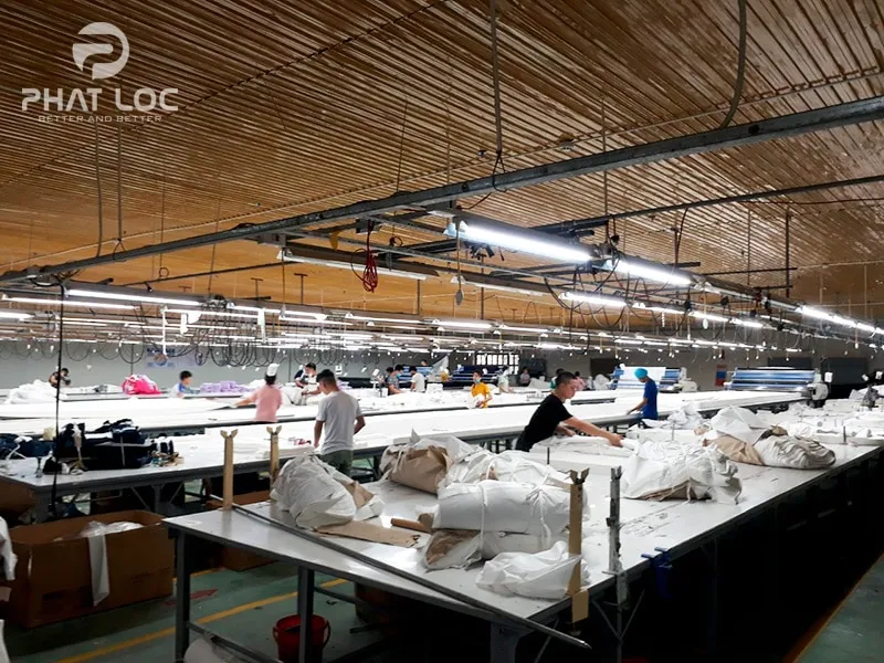 Bàn thao tác công nhân với mặt bàn làm từ tấm nhựa PVC chất lượng cao