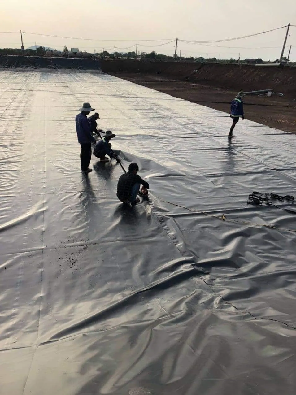 Bảng giá tham khảo bạt nuôi tôm HDPE theo độ dày, giúp người nuôi dự toán chi phí đầu tư.