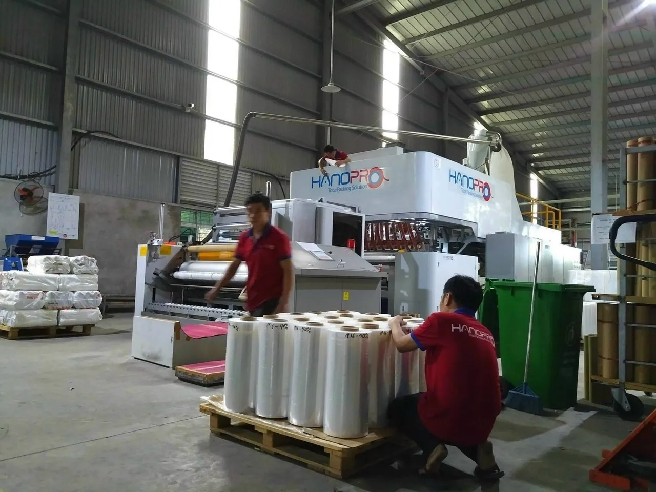Bảng so sánh chi tiết ưu nhược điểm của màng bọc PE và PVC