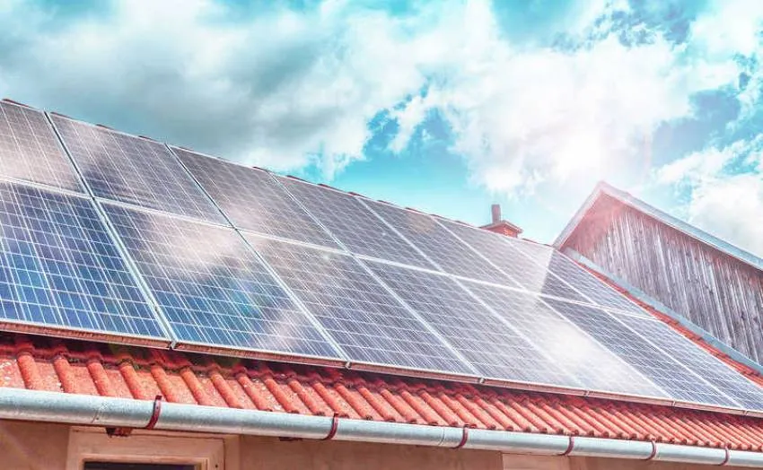 Bảng tổng hợp các ưu điểm và nhược điểm khi lựa chọn giải pháp sản xuất điện từ năng lượng mặt trời.
