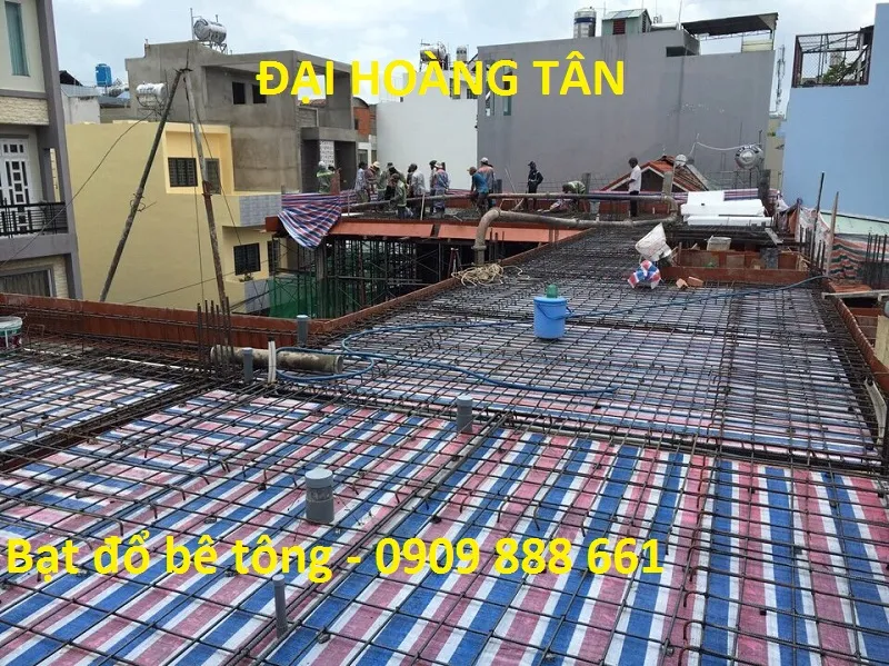 Bạt đổ bê tông được trải trên bề mặt chuẩn bị