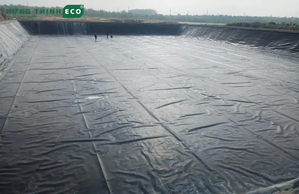 Bạt HDPE 1mm được thi công lót hồ công nghiệp, đảm bảo khả năng chống thấm hiệu quả cho các dự án địa kỹ thuật môi trường.