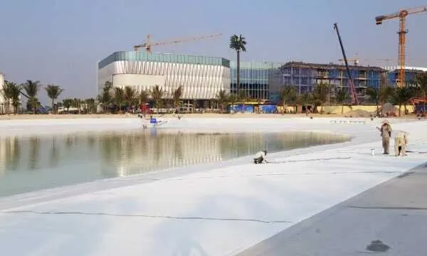 Bạt HDPE trắng trong thi công biển hồ nhân tạo, nâng cao tính thẩm mỹ.