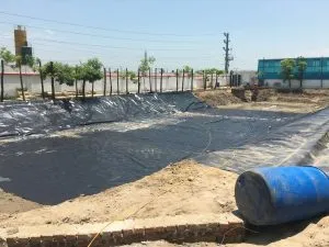 Bạt lót ao hồ HDPE đang được lắp đặt cho trang trại nuôi trồng thủy sản, đảm bảo chống thấm hiệu quả.