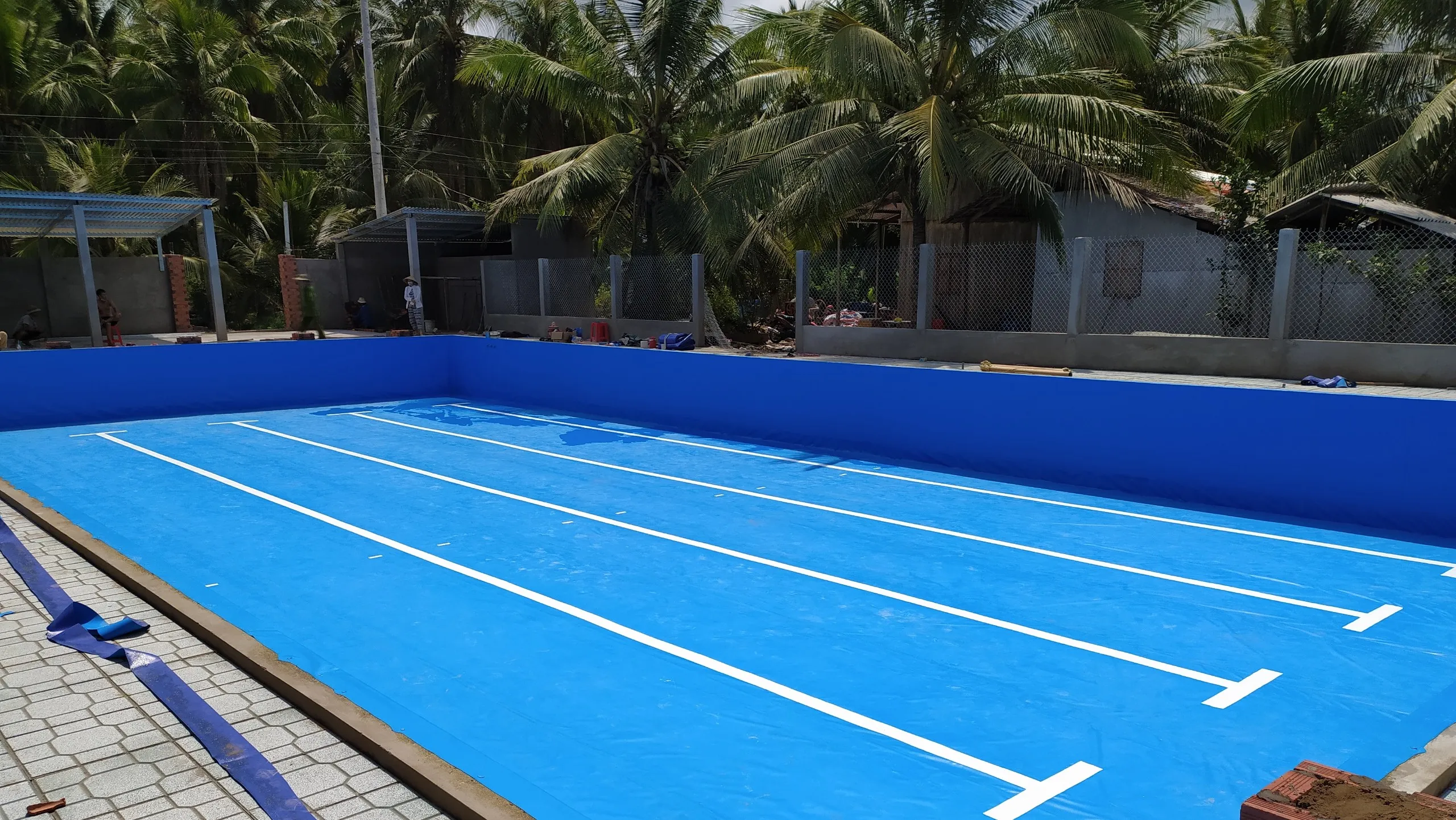Bể bơi lót bạt PVC hình chữ nhật được thi công chắc chắn, sạch đẹp.