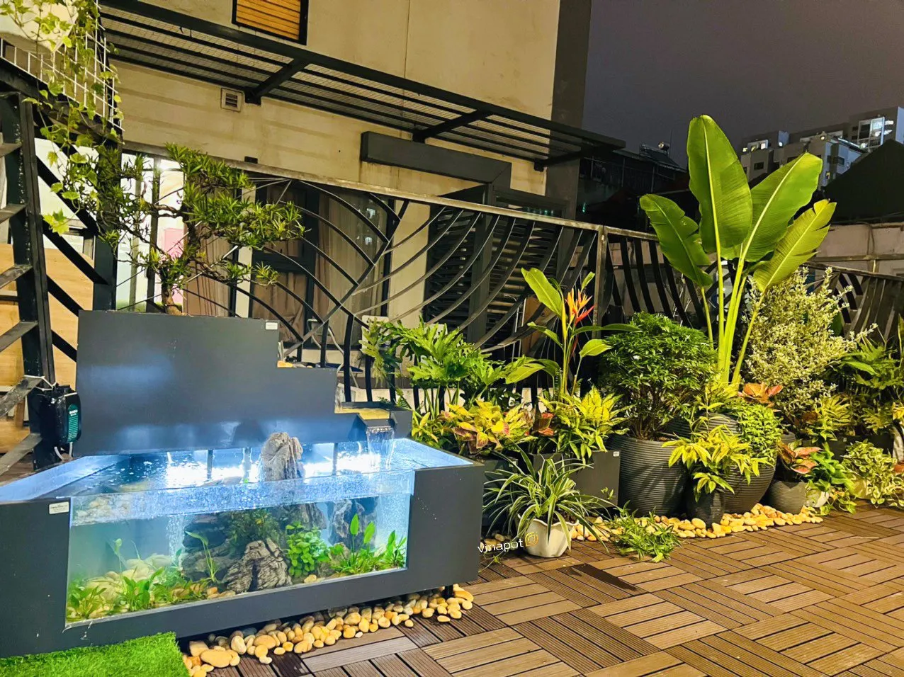 Bể cá composite hình bán nguyệt trang trí ban công