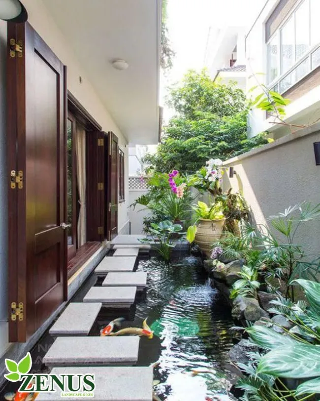Bể cá koi sân vườn lớn kết hợp cây cảnh tạo không gian thư giãn, trong lành.