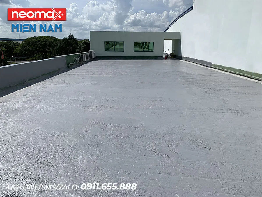 Bề mặt sàn mái sau khi hoàn thành lớp sơn chống thấm Neomax 820 đầu tiên