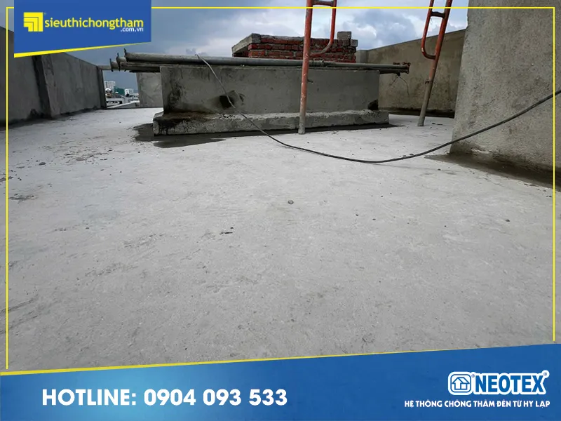 Bề mặt sân thượng có dấu hiệu thấm dột rõ ràng trước khi xử lý chống thấm