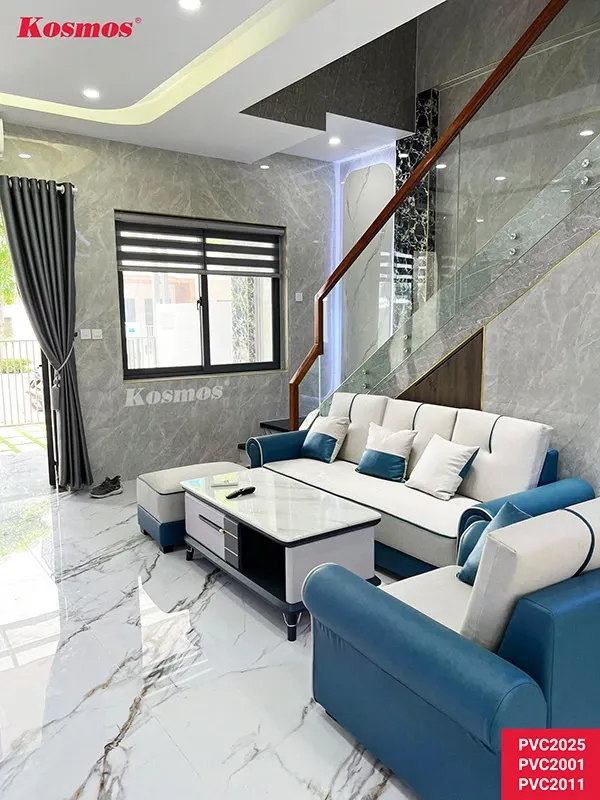 Bề mặt sáng bóng, dễ vệ sinh của tấm PVC vân đá Kosmos PVC2025, giữ không gian luôn sạch đẹp.