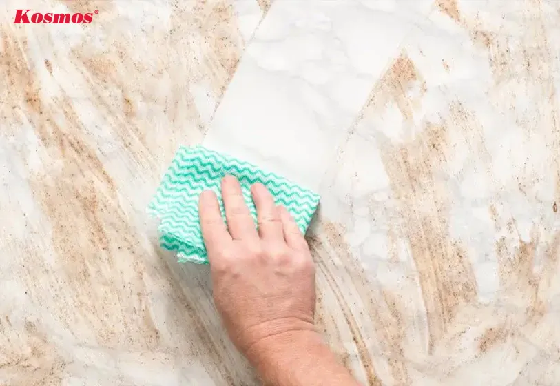 Bề mặt tấm ốp PVC vân đá vàng nhẵn bóng, dễ dàng vệ sinh bằng khăn ẩm