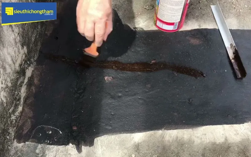 Biện pháp xử lý sàn nhà vệ sinh bị thấm dột bằng cách quét nhựa đường nóng chảy tạo lớp màng chống thấm