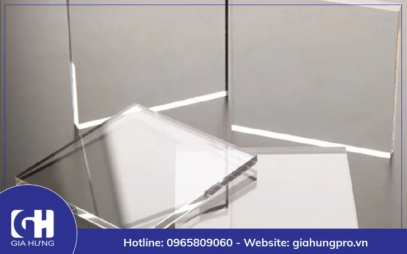 Biển quảng cáo làm từ tấm nhựa mica trong suốt, nổi bật với ánh sáng đèn LED