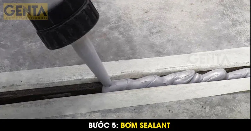 Bơm keo trám khe chuyên dụng vào chính giữa khe lún, kỹ thuật quan trọng trong xử lý chống thấm khe lún