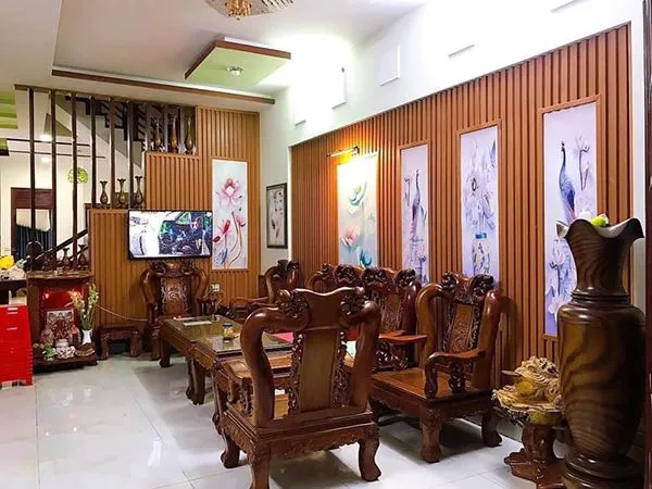 Bức tường phòng khách nổi bật với tấm nhựa PVC họa tiết độc đáo