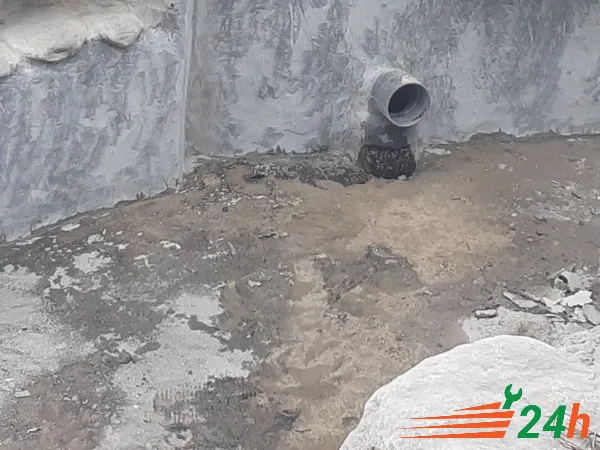 Bụi bẩn bề mặt bể cá cần được làm sạch trước khi chống thấm