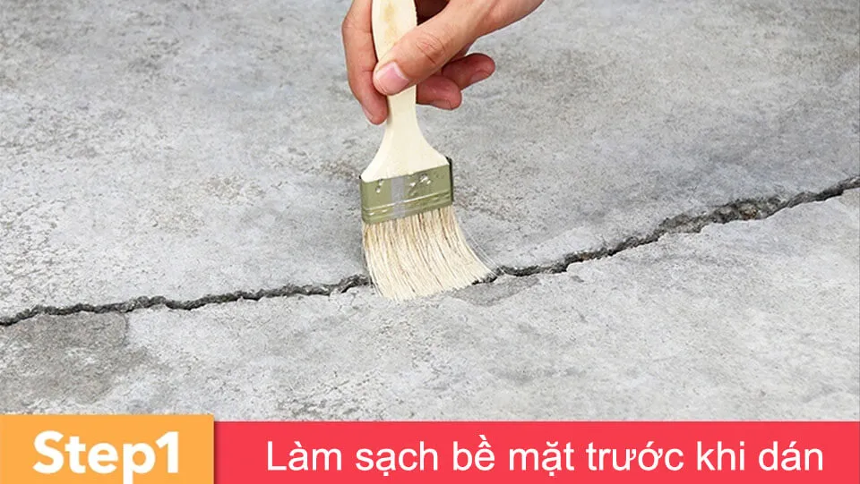 Bước 1: Làm sạch bề mặt trước khi dán băng dính chống thấm