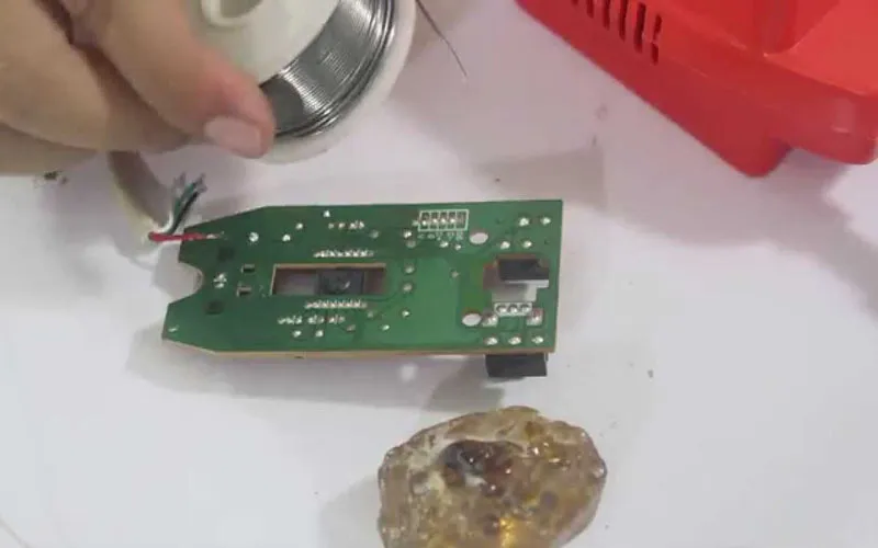 Các dụng cụ và vật liệu cần thiết cho kỹ thuật hàn thiếc, bao gồm mỏ hàn, thiếc hàn, nhựa thông, và mút vệ sinh