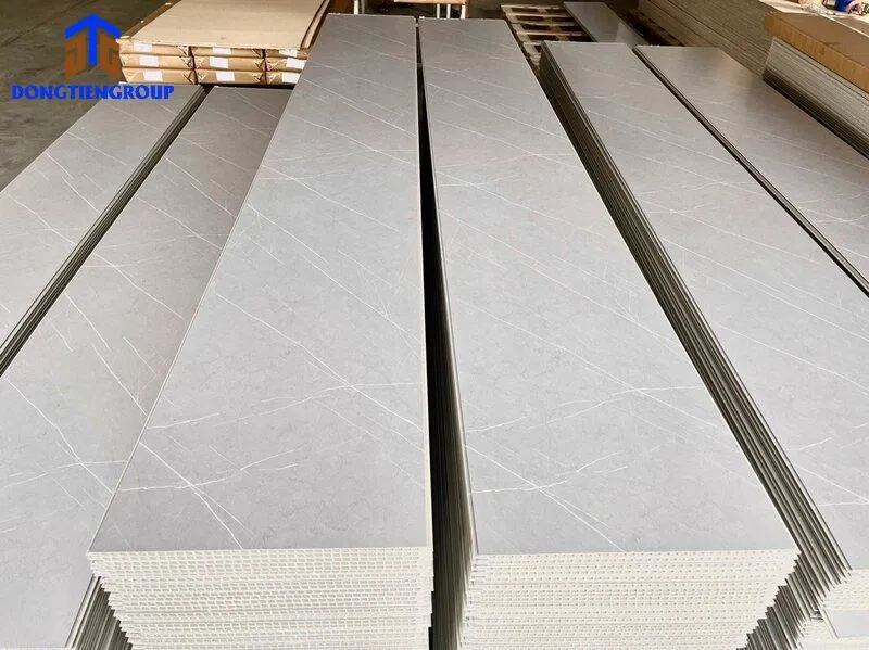 Các loại bề mặt của vách ngăn phòng nhựa nano: trơn, vân gỗ, vân đá, và hoa văn