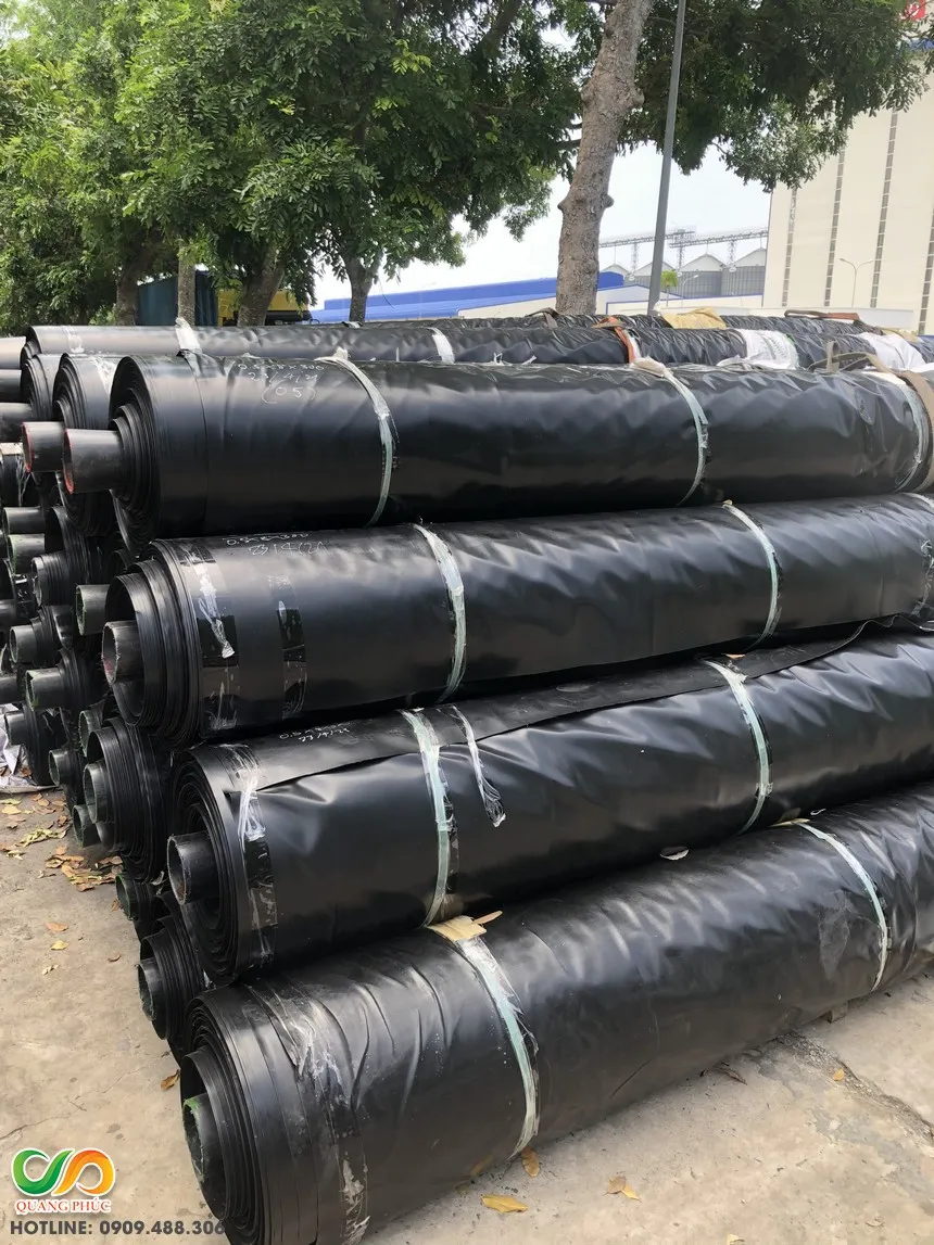 Các mẫu bạt chống thấm HDPE đa dạng độ dày và xuất xứ, đáp ứng tiêu chuẩn kỹ thuật cho các dự án môi trường