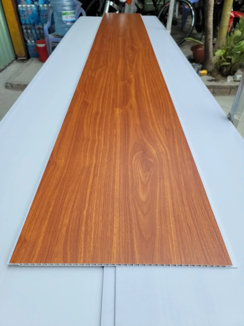 Các mẫu tấm ốp trần nhựa PVC đa dạng về vân gỗ và màu sắc, phù hợp nhiều phong cách thiết kế.