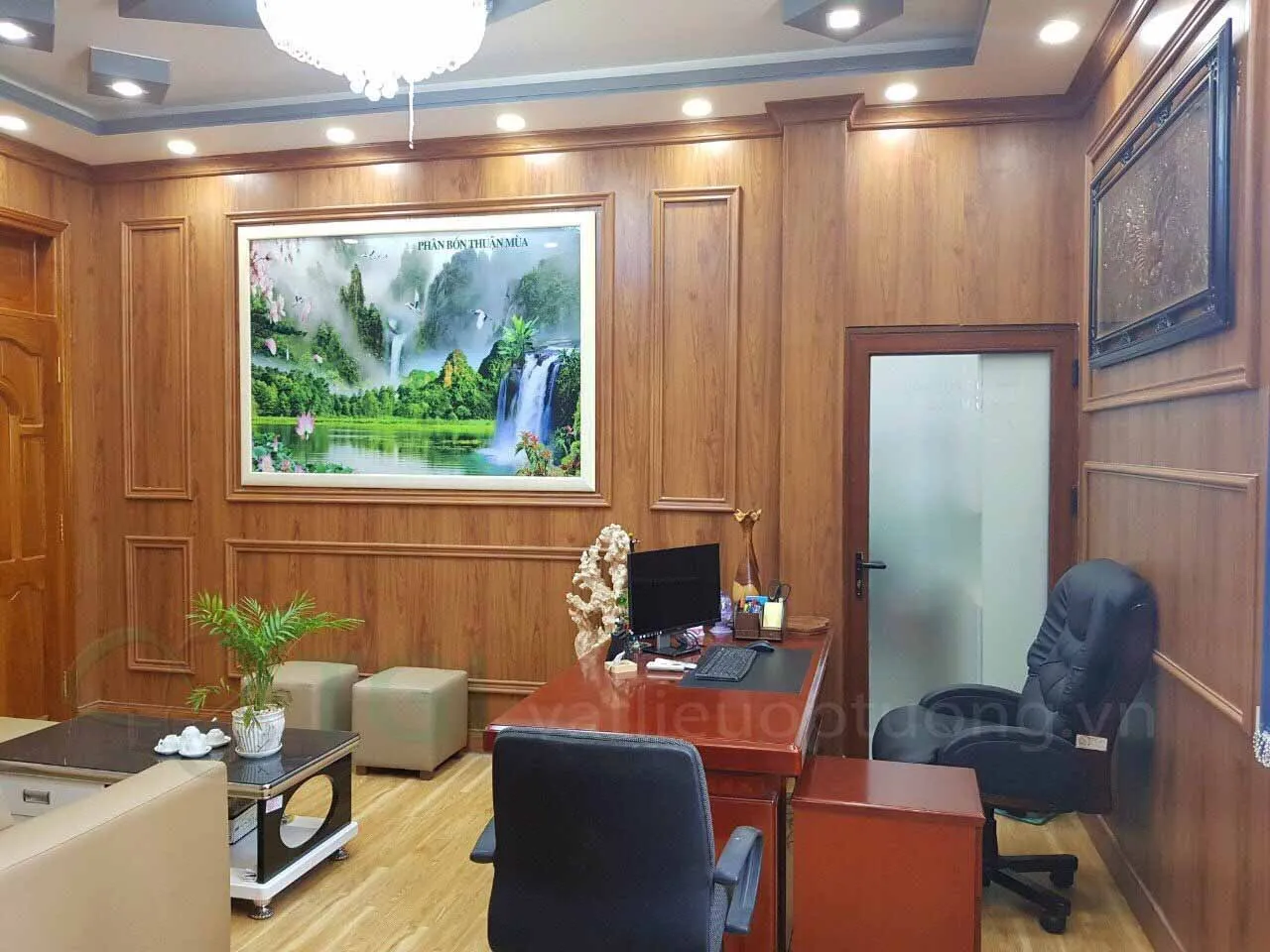 Các tấm nhựa giả gỗ được sắp xếp, cho thấy khả năng ứng dụng linh hoạt của vật liệu nhựa