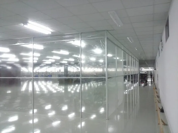 Các tấm nhựa PVC trong suốt xếp chồng lên nhau sẵn sàng cho các dự án
