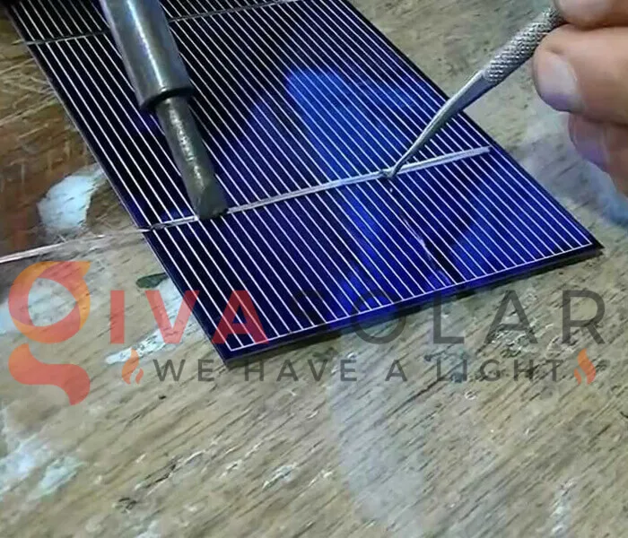 Các tiếp điểm điện được đặt lên bề mặt tế bào quang điện để thu dòng điện