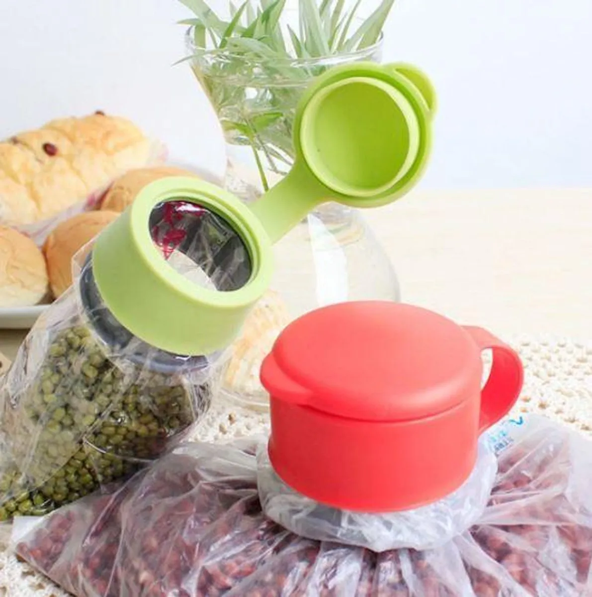 Cách tận dụng cổ nắp chai để đóng gói kín thực phẩm, giúp bảo quản tốt hơn và giảm lãng phí trong sinh hoạt hàng ngày.