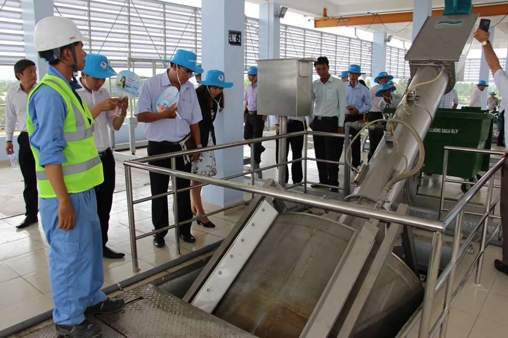 Cán bộ và chuyên gia thăm quan Nhà máy xử lý nước thải Thuận An, minh chứng cho các giải pháp Địa kỹ thuật Môi trường hiệu quả