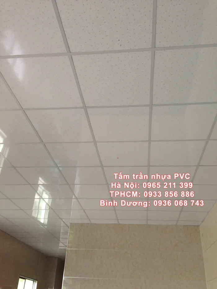Cận cảnh bề mặt tấm trần nhựa PVC bền đẹp, dễ vệ sinh