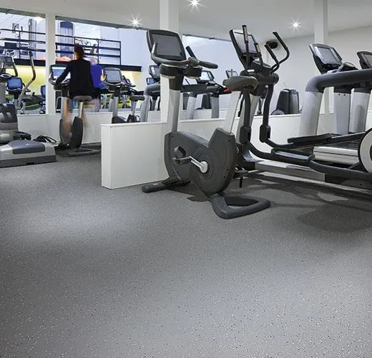 Cận cảnh cấu trúc sàn vinyl giả bê tông với lớp chống mài mòn