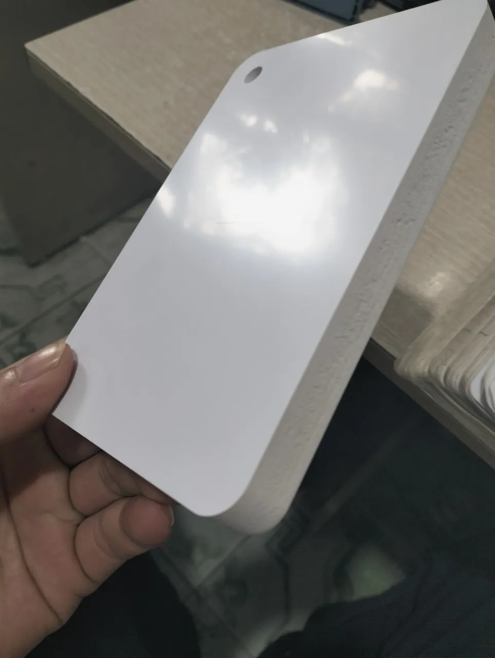 Cận cảnh tấm gỗ nhựa PVC trắng chất lượng cao