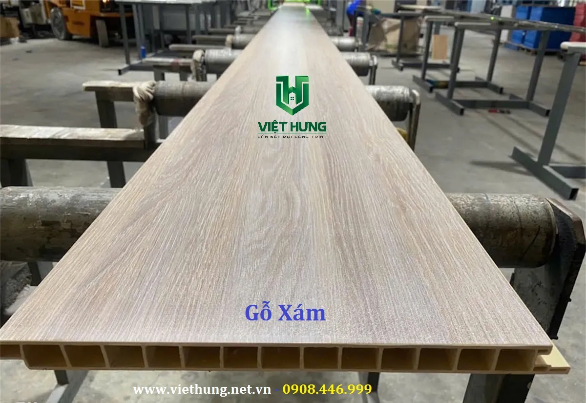 Cận cảnh tấm lót sàn PVC chịu lực màu gỗ xám, thể hiện độ bền và thẩm mỹ