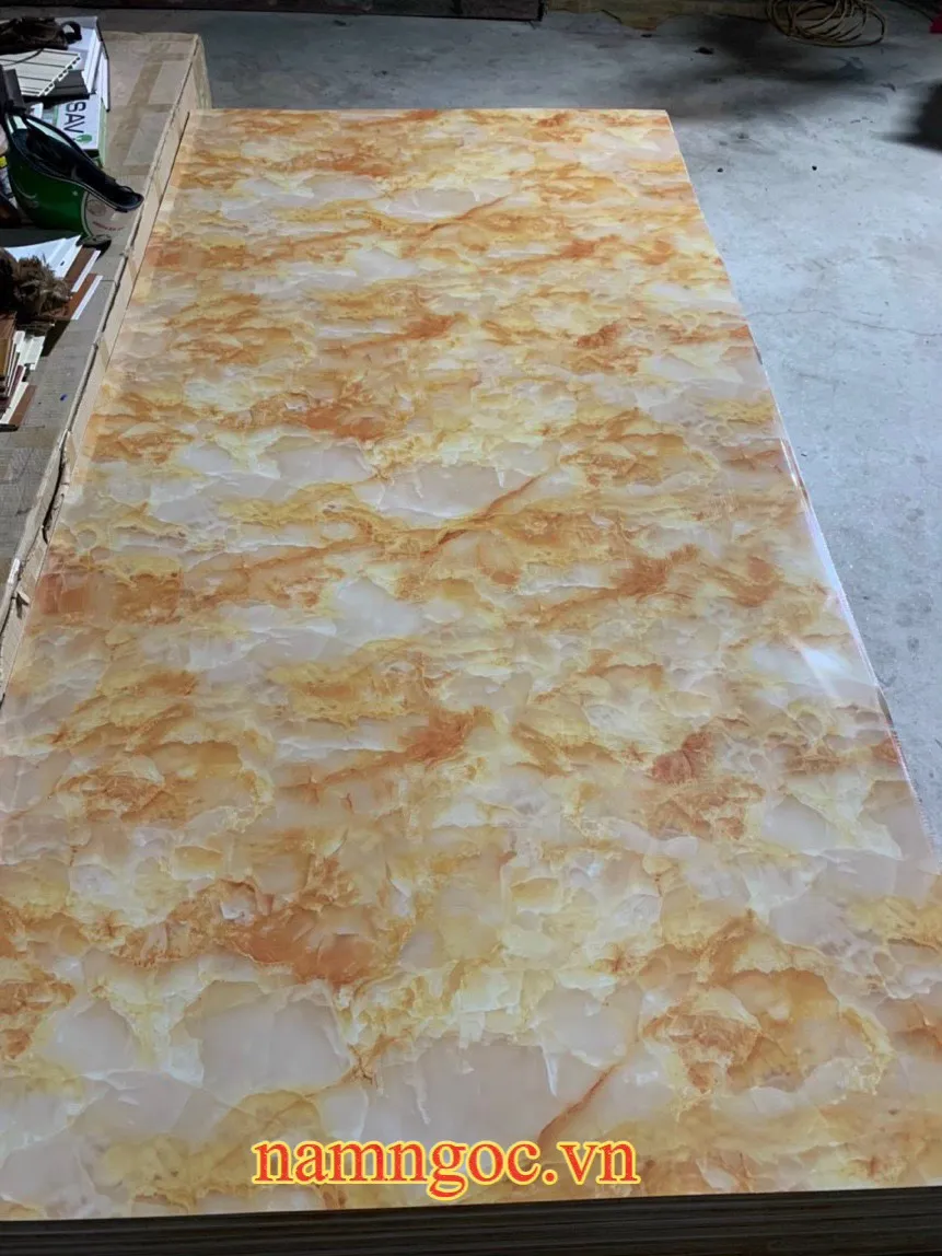 Cận cảnh tấm mica giả đá với đường vân tự nhiên