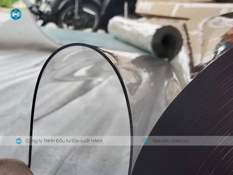 Cận cảnh tấm nhựa dẻo trong suốt trải bàn dày 0.8mm, bền chắc và dễ vệ sinh