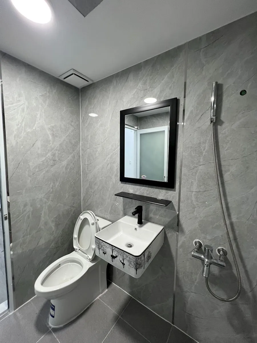 Cận cảnh tấm ốp nhựa vân đá màu xám đen với họa tiết mô phỏng đá tự nhiên