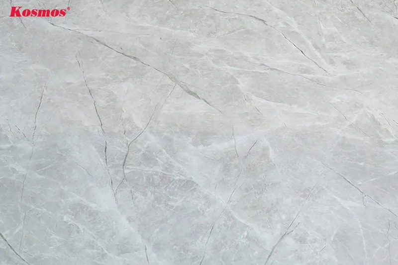 Cận cảnh vân đá cẩm thạch xám trên bề mặt tấm ốp tường PVC2025, thể hiện độ chân thật và tỉ mỉ.