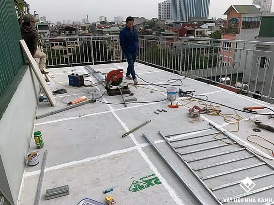 Cận cảnh vật liệu xây dựng sàn bê tông sân thượng
