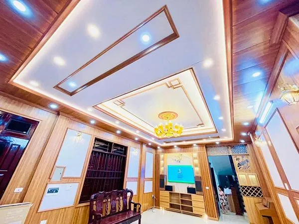 Căn phòng được lột xác hoàn toàn sau khi ốp nhựa giả gỗ hiện đại