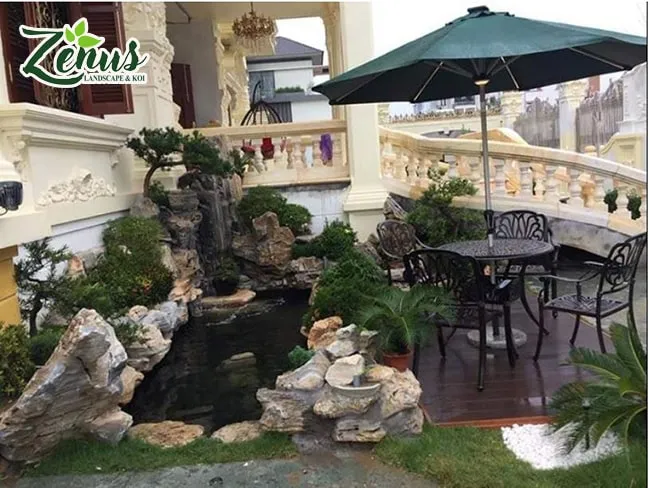 Cảnh quan xung quanh hồ cá được trang trí đơn giản nhưng tinh tế, tạo không gian xanh mát.