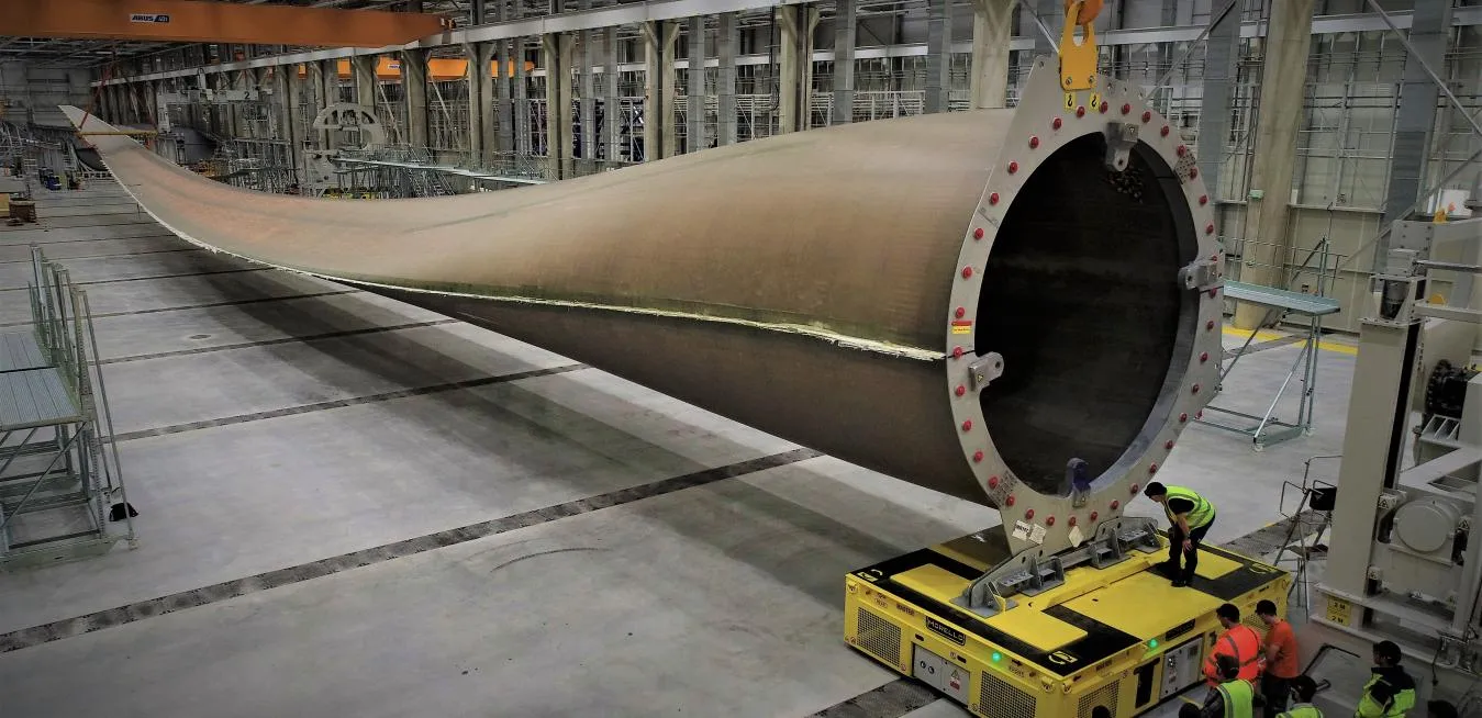 Cánh quạt cho tuabin gió Haliade X của GE dài 107 mét.